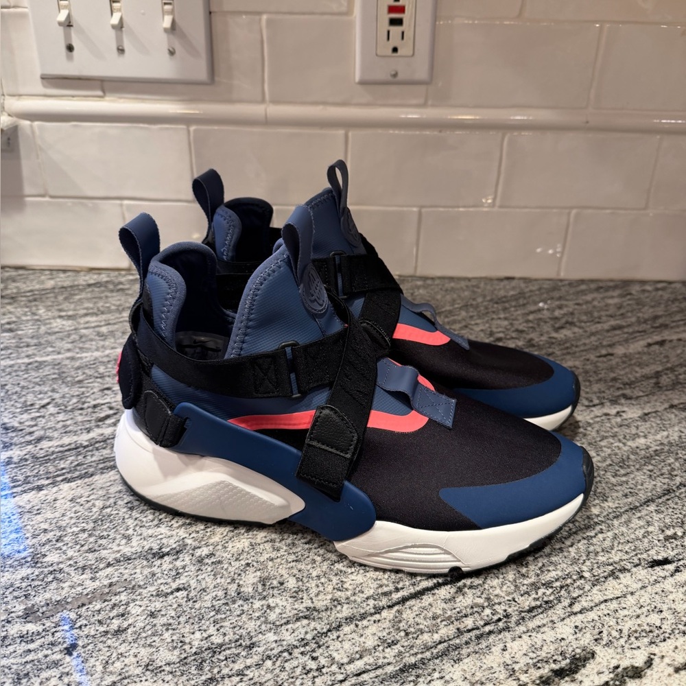 Women’s Nike Air Huarache City Utility Size 10.5 - Picture 1 of 10